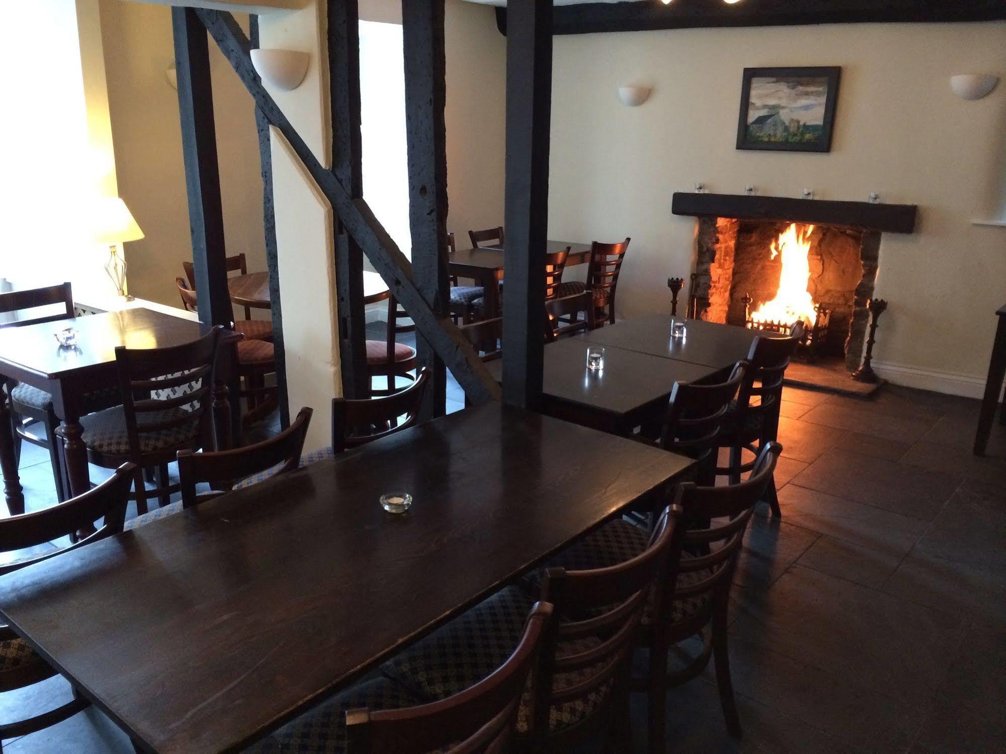 Dragon Inn Crickhowell Exterior foto