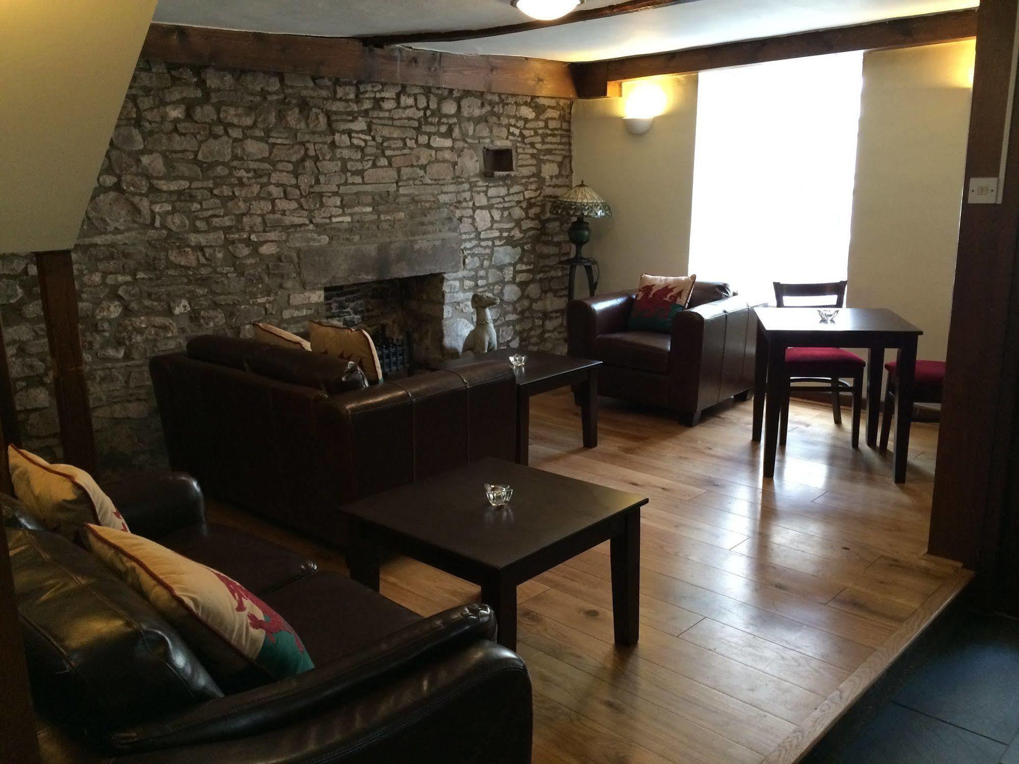 Dragon Inn Crickhowell Exterior foto